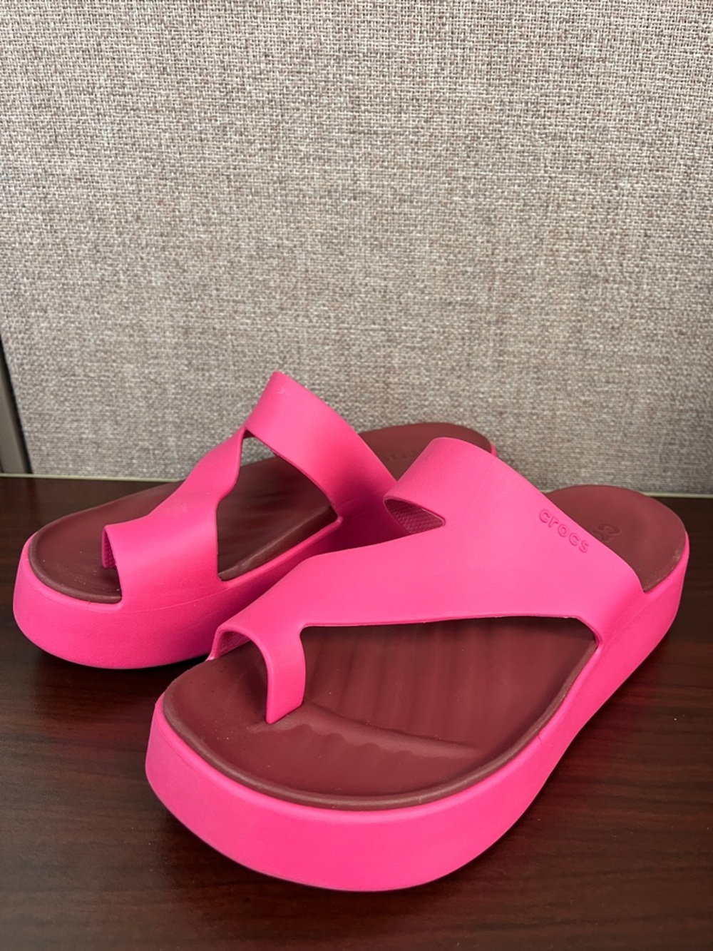 Women’s Crocs Getaway Platform Toe Loop in Dragon Fruit size 5w - Picture 2 of 6